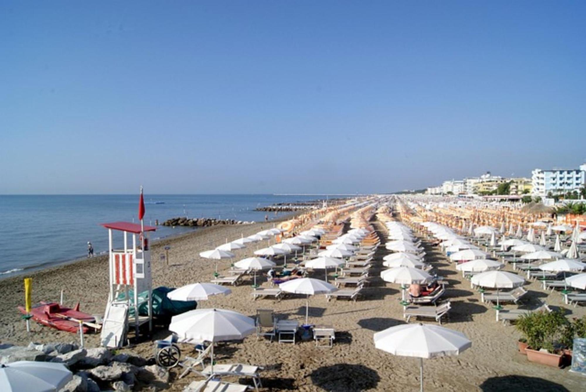 Comfortable Flat Close To The Beach - Beahost Apartment Caorle Bagian luar foto